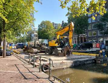 Zandaanvulling tussen damwand en kademuur Kloveniersburgwal